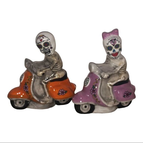 Skull stoneware salt and pepper shakers by Cracker Barrel - Picture 1 of 4